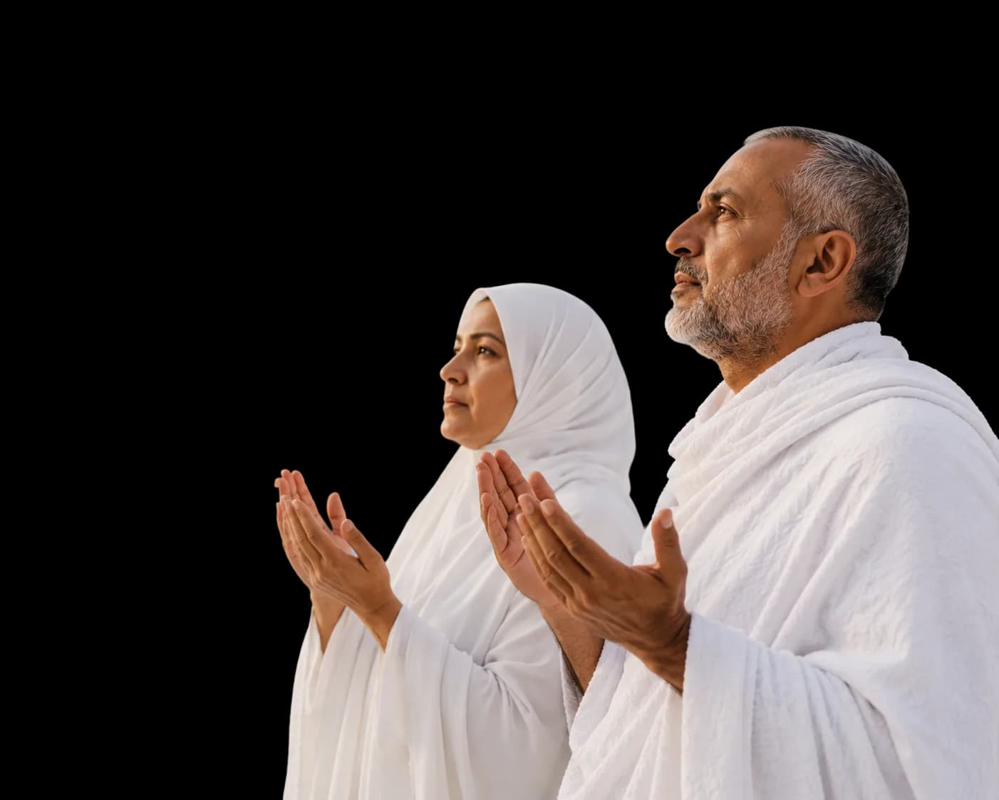 Pilgrims in ihram raising their hands in prayer during Umrah
